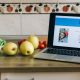 Gambar menampilkan beragam makanan lezat di situs jualan makanan online, siap kirim ke rumah Anda.