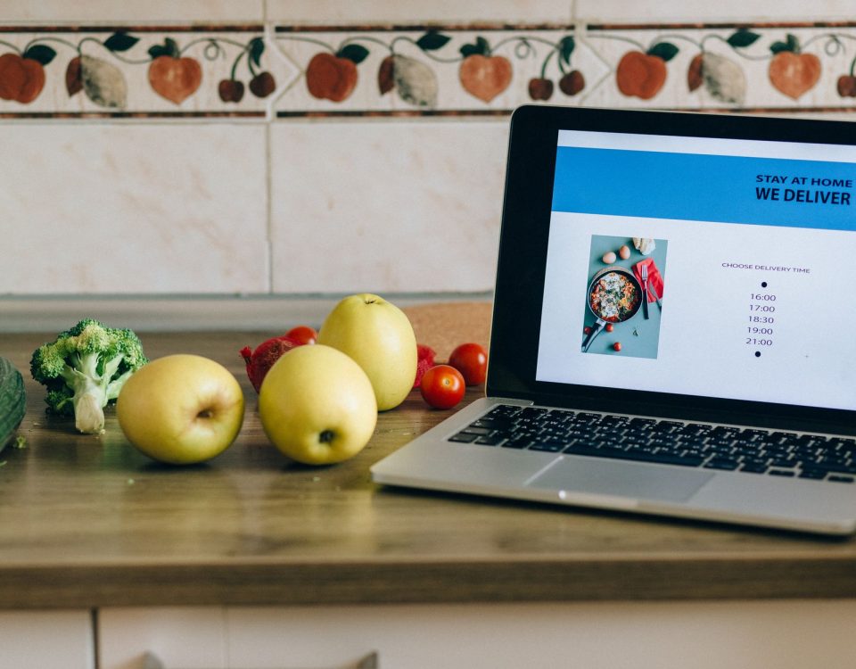 Gambar menampilkan beragam makanan lezat di situs jualan makanan online, siap kirim ke rumah Anda.