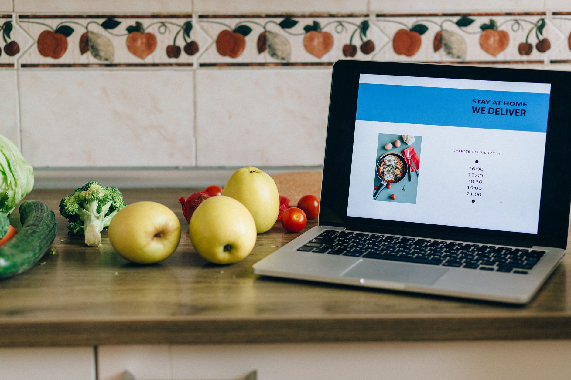 Gambar menampilkan beragam makanan lezat di situs jualan makanan online, siap kirim ke rumah Anda.