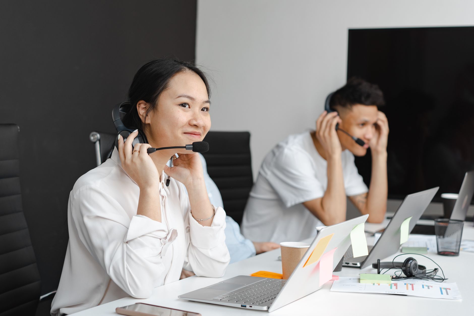 Tim call center Shopee Affiliate siap membantu pelanggan dengan layanan cepat dan solusi belanja online.